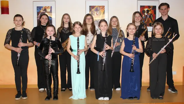 Die erfolgreichen Wertinger Musiker (v. l.) Sophia Steinle, Emelie Tschan, Marie Hertl, Sarah Wiedmann, Mette Dmoch, Sofia Steger, Matilda Gottmann, Sarah Steger, Florentine Brenneisen, Celina Bunk, Franziska Brenneisen und Paul Feldengut.