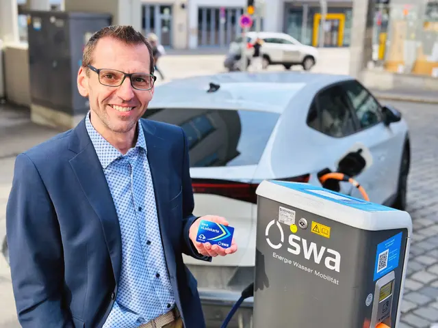 Die Stadtwerke Augsburg (swa) verdoppeln ihr Ladenetz und senken ihre Preise. swa Leiter eMobilität Markus Emmert stellt die neue Strategie vor. | Foto: swa/Thomas Hosemann