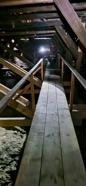 Über einen langen Holzsteg 