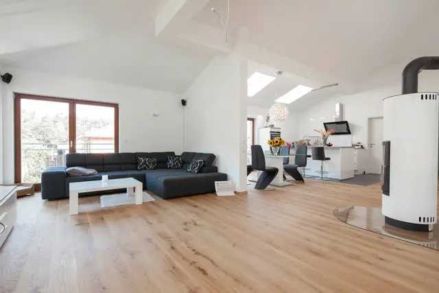 Neben der Vergrößerung und Umgestaltung der Wohnfläche steht mit einer perfekten Dämmung und modernster Haustechnik auch eine energiesparende Bauweise im Fokus der Profis.  | Foto: HLC/WOLF-HAUS