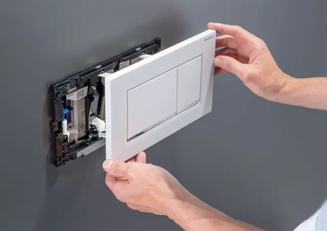 Alte Betätigungsplatten für die WC-Spülung lassen sich bei den meisten WC-Installationen mit wenigen Handgriffen gegen moderne, ästhetisch ansprechende Modelle austauschen.
 | Foto: DJD/Geberit