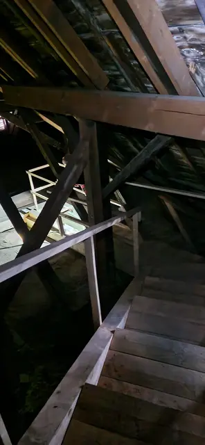 über Holztreppen nach oben