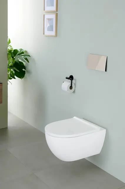 Der Ersatz eines alten WCs durch eine moderne spülrandlose Keramik wertet die Toilette nicht nur ästhetisch auf, sondern macht sie auch reinigungsfreundlicher und wassersparender.
 | Foto: DJD/Geberit