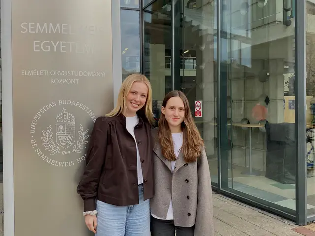 Leni Belle (links) und Hannah Weikert studieren an der Semmelweis-Universität in Budapest Medizin.  | Foto: Landratsamt Günzburg