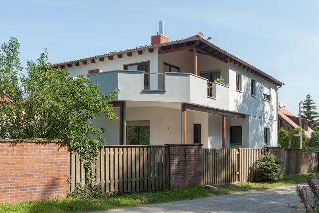 Aus eins mach zwei: Nach einer Dachaufstockung wurde dieses Haus um eine helle, einladende Wohnung mit Balkon und separatem Eingang erweitert und dabei den aktuellen Energiestandards angepasst.  | Foto: HLC/WOLF-HAUS