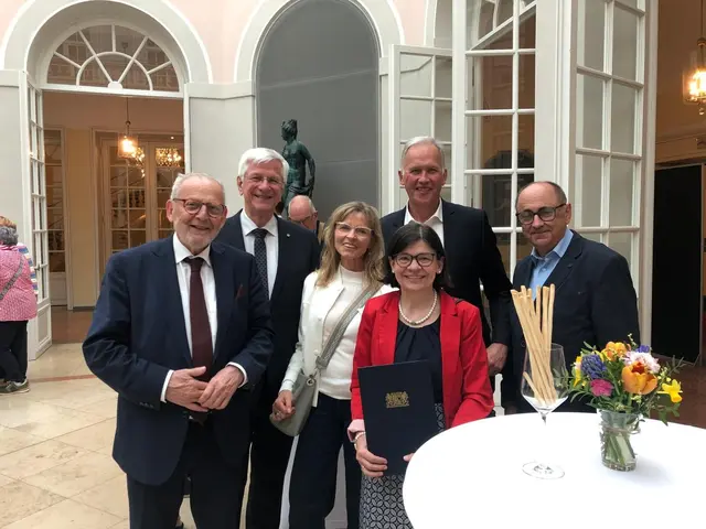 In einer Feierstunde in der Münchener Residenz wurde Rita Meitinger und Michael Hoyer das „Ehrenzeichen des Bayerischen Ministerpräsidenten für Verdienste im Ehrenamt“ verliehen. | Foto: Stadt Aichach