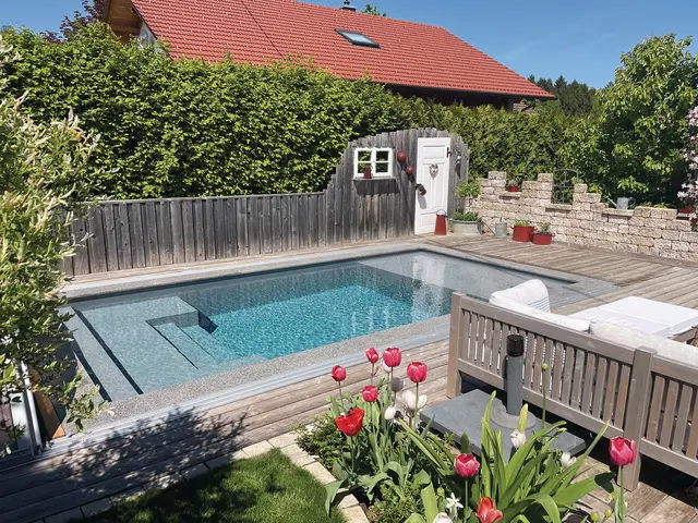 Standard-Becken in einladende Wasser-Terrasse verwandelt  | Foto: Steinbauer/Bundesverband Schwimmbad &amp; Wellness e.V./akz-o