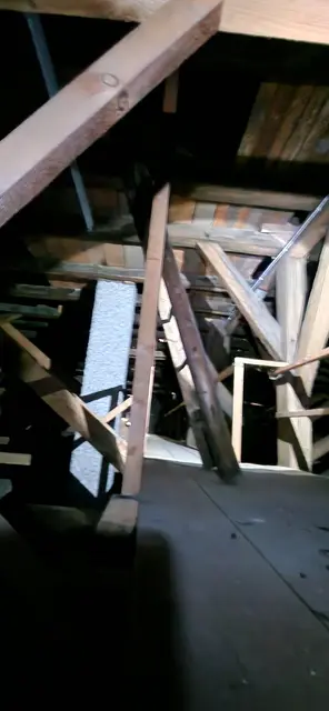 über steile Treppen nach unten