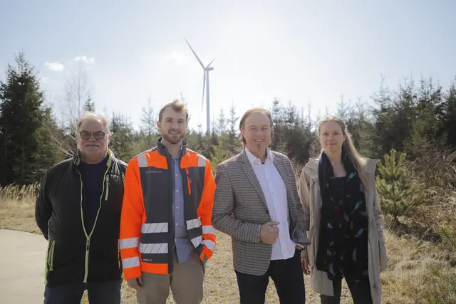 V.l.n.r.: Karl Hirle (2. Vorstand Waldgenossenschaft Zusmarshausen), Stefan Hörtensteiner (Marktverwaltung Zusmarshausen, stellv. Leiter „Planen&amp;Bauen“), Bürgermeister Bernhard Uhl, Johanna Kiemer (Windkümmerer Schwaben, ifok GmbH) am Standort der kommunalen Windkraftanlage | Foto: (Fotograf: Sebastian Richly) 