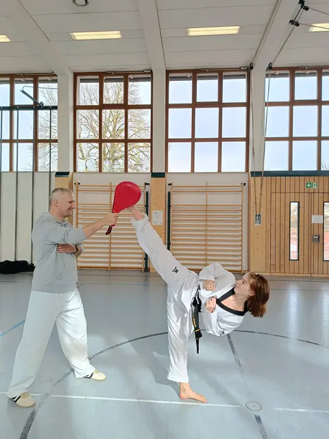 Christian Thalhamer und Artenie Denisa beim Pratzen Kicken | Foto: Schwarzgurt Prüfung