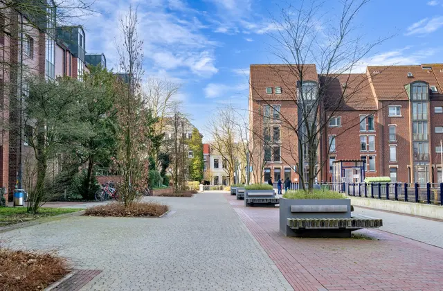 Die neu gestaltete Hafenanlage in Oldenburg lädt mit erneuerten Wegen und Beeten zum Verweilen und Schlendern ein. | Foto: Vonovia/Hake