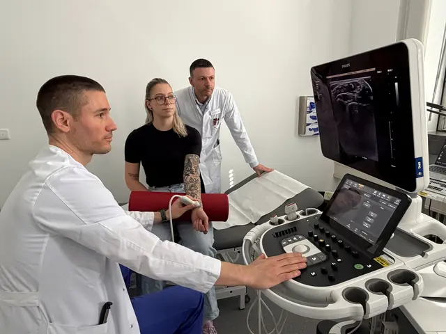 Dr. Daniel Rapp (links) und Prof. Michael Ertl nehmen am Handgelenk der Medizinisch-Technischen Assistentin (MTA) Bianca Waidosch eine Ultraschall-Untersuchung vor. Die Klinik für Neurologie wird gemeinsam mit dem MZV der Bezirkskliniken Schwaben in Günzburg eine neue Ambulanz für neuromuskuläre Erkrankungen ins Leben rufen, wo komplexe Fälle mit aufwendiger Diagnostik behandelt werden können.  | Foto: Georg Schalk