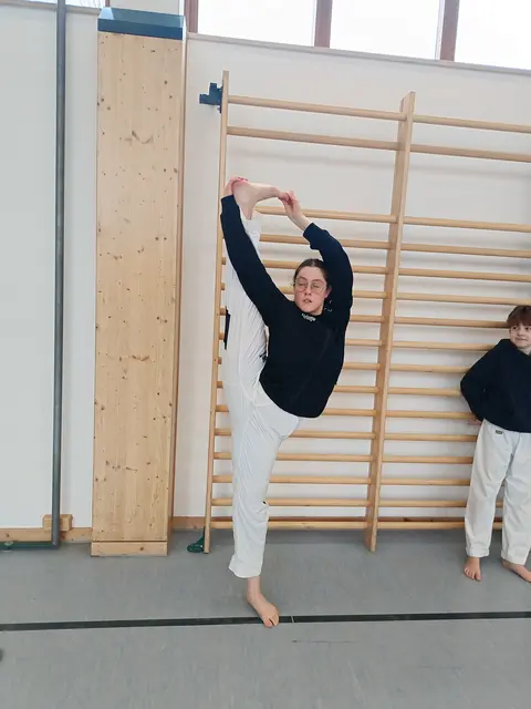 Zeynep Türkoglu beim Dehnübung | Foto: Schwarzgurt Prüfung