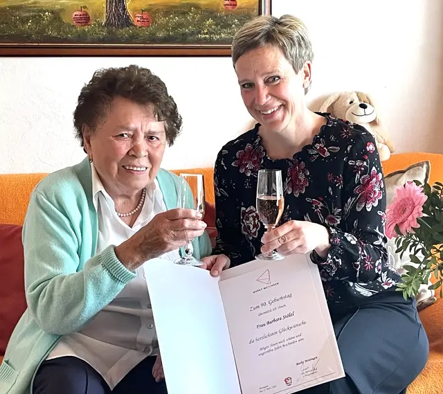 Die Glückwünsche der Marktgemeinde Meitingen zum 90. Geburtstag von Barbara Stölzl überbrachte die zweite Bürgermeisterin Claudia Riemensperger. | Foto: Peter Heider