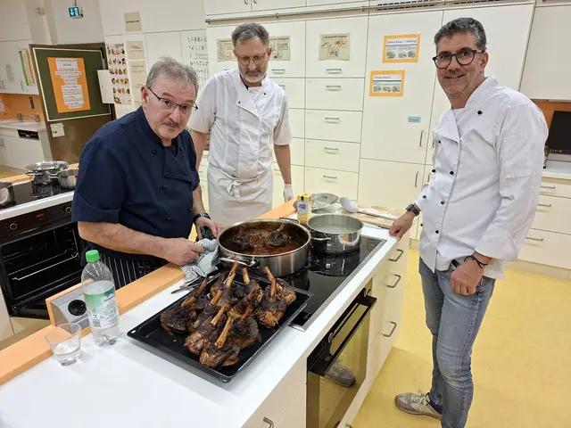 Die Grundsoße ist fertig - jetzt kommen die Häxle wieder in den Schmortopf. | Foto: Klaus Hill