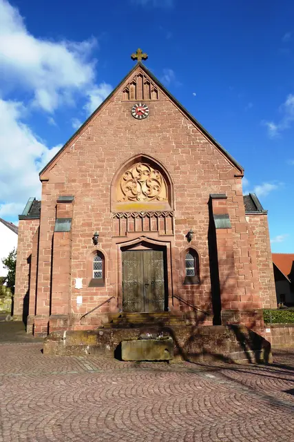 Das westliche Portal der Kirche St. Cyriakus.