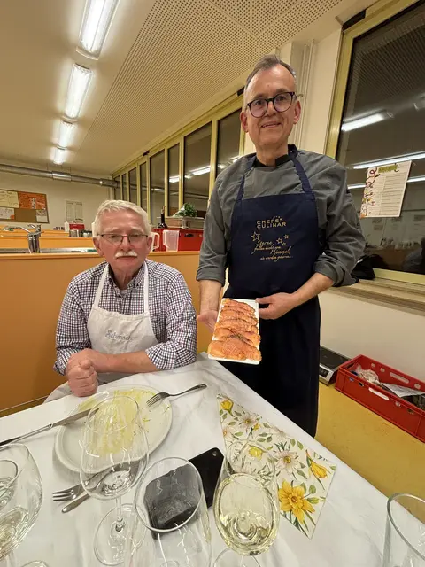 Jürgen Rohm präsentiert dem "Küchenschef" Georg Lipp seinen selbstgemachten Graved Lachs | Foto: Klaus Hill