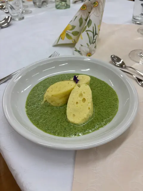Topfenknödel in Bärlauchsauce wird hier aufgtragen. Ein wunderbares leichtes Zwischengericht. | Foto: Klaus Hill