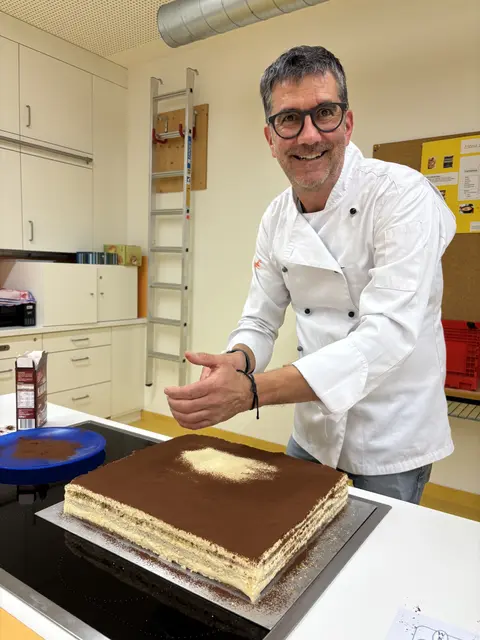 Den Kakao gleichmäßig dünn auf die Tiramisu, will schon gekonnt sein.Aber Claudio beherrscht das | Foto: Klaus Hill