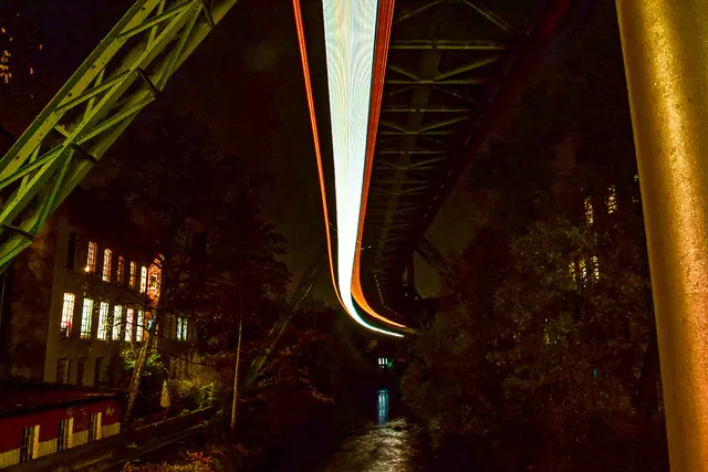 #Memories
Ein Dezemberabend an der Schwebebahn in Wuppertal | Foto: Christoph Niersmann 