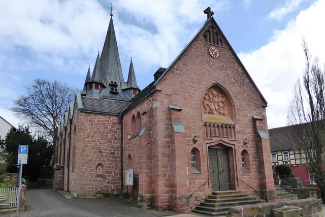 Die katholische Pfarrkirche St. Cyriakus in Bauerbach mit dem im Osten gelegenen Wehrturm.