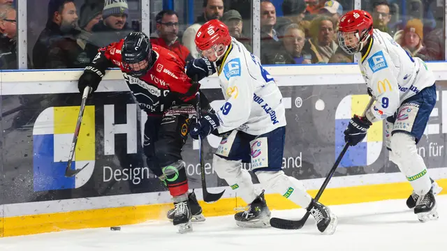 Tim Bullnheimer (in schwarz/rot, Archivbild) beendete nach neun Gegentreffern die Königsbrunner Torflaute. | Foto: Dietmar Ziegler