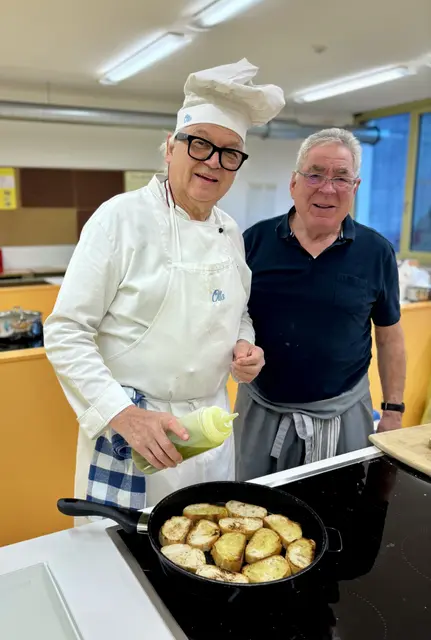 Karl Rupp (links) sagt Otto Killensberger wie er das Baguette gerne fürs Amuse Geuele haben will. | Foto: Klaus Hill