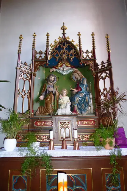 Ein Seitenaltar der katholischen Kirche St. Cyriakus mit der Heiligen Familie in Bauerbach.