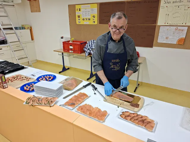 Jürgen Rohm bereitet hier seine vier verschiedenen selbstgemachten Lachsspezialitäten alls "Versucherle" zwischen drin vor.  | Foto: Otto Killensberger