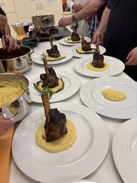 Auf der Polenta wird das Häxle in die Mitte gesetzt.  | Foto: Klaus Hill