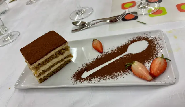 Das Tiramisu mit Frischen Erdbeeren war Claudio Erdners Idee. Wie man sieht bestens gelungen. | Foto: Klaus Hill