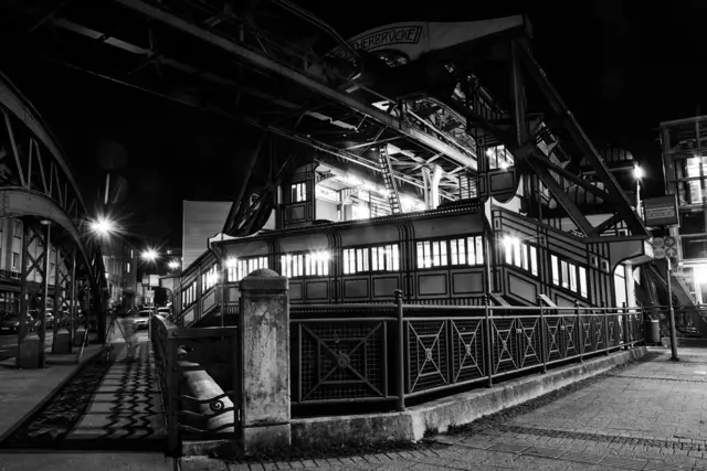 #Memories
Ein Dezemberabend an der Schwebebahn in Wuppertal | Foto: Christoph Niersmann 