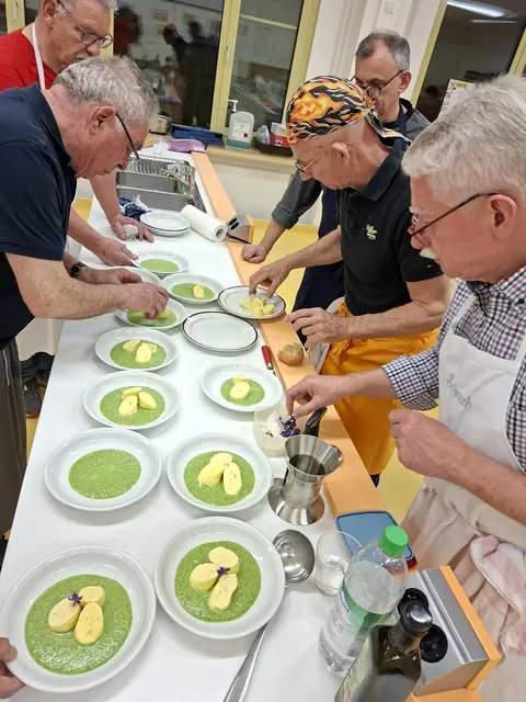 Alle Hände voll zu tun gibts wenn das Zwischengericht warm aufgtragen werden soll. | Foto: Otto Killensberger