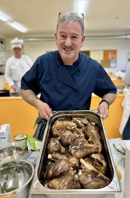 Da kann man freilig lachen, wenn alles so toll läuft. Artur Silva präsentiert seine Lammhäxle.Er hat diese zuhause vorgeschmorrt denn in der Schulküche sind die Rauchmelder sehr empfindlich - was beim Vorkochen zum Einsatz von hausmeister und feuerwehr führte. | Foto: Klaus Hill