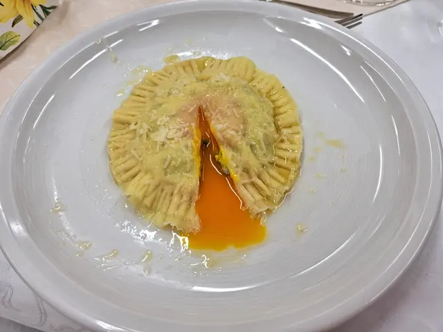 So muß es sein: das Eigelb soll noch leicht flüssig sein - mit dem Parmesankäse eine kleine Köstlichkeit. | Foto: Otto Killensberger