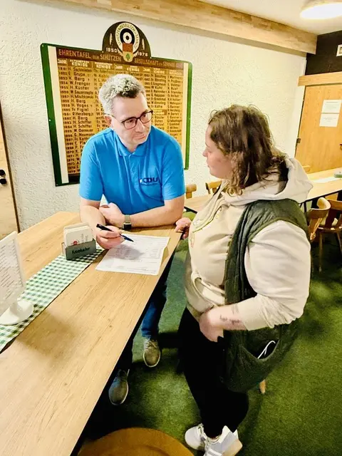 Letzter Abgleich der vorbestellten Eintrittskarten über den Sehnder Ferienpass - Jens Reimann und Ines Brüling vom CDU Sehnde Team FerienSpaß  | Foto: SG Sehnde / CDU OV Sehnde / jr / msg