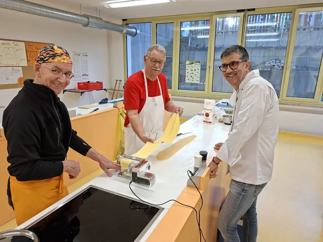 Hier wird geschafft: Von Links: Klaus Hill, er bient die elektrische Nudelmaschine, Willi Buhmeier zieht die Teigplatten und Claudio Erdner hat sein Tiramisu schon fertig und kann zuschaeun, ob da alles klappt. | Foto: Otto Killensberger