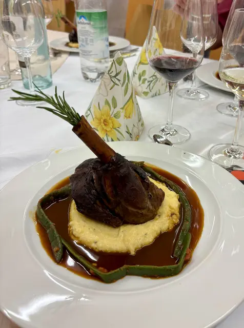 Geschmortes Osterlamm-Häxle auf cremiger Polenta mit grünen Riesenbohnen.und einer klassischen Soße. Dazu gabs einen tollen Rotwein. | Foto: Otto Killensberger