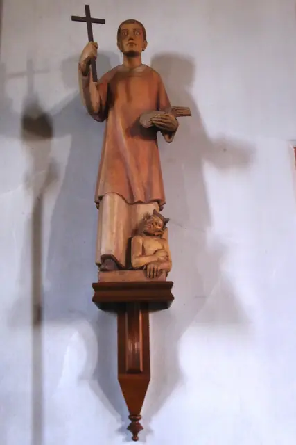 Die Darstellung des Heiligen St. Cyriakus mit Kreuz und der Heiligen Schrift. Zu seinen Füßen der Teufel.