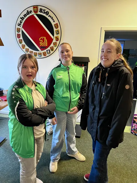 Gleich geht's los, Lina Kliemt, Ailika Reimann und Sophie Spilker warten auf den Einlass zum Schießstand  | Foto: SG Sehnde / CDU OV Sehnde / jr