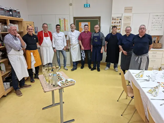 Die Köche des WKC diesmal leider nur 11 von 16 Mitgliedern. das Amuse Geuele ist angerichtet. | Foto: Otto Killensberger