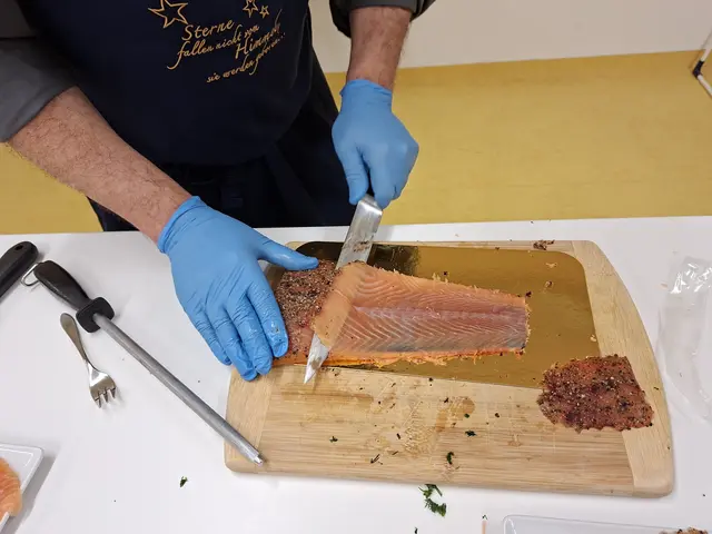 Er kanns - das tranchieren von Lachs ist gar nicht so einfach. | Foto: otto Killensberger