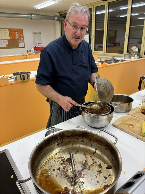 Ein köstliche Soße zu machen ist eine Kunst. Artur Silva beherrscht diese. | Foto: Otto Killensberger