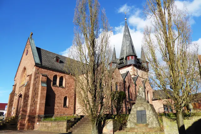 Ansicht der Kirche aus Südwesten.