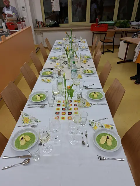 Der schön gedeckte Tisch in Frühlingsfarben. Das Zwischengericht wartet auf die Genießer. | Foto: Otto Killensberger