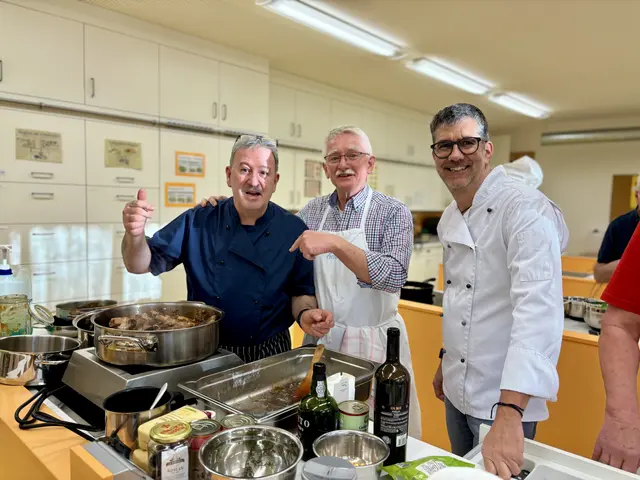 Wenn alles so gut läuft kann man freilich strahlen. Von links: artur Silva, Georg Lipp und Claudio Erdner. | Foto: Klaus Hill
