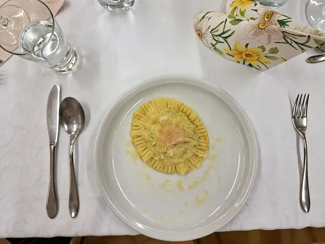 So wurden die Spinat-Ricotta-Ravioli all "Uovo" mit Salbeibutter serviert. | Foto: Otto Killensberger