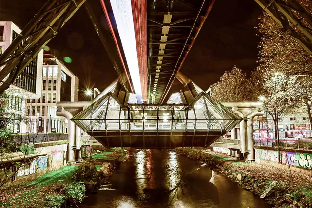#Memories
Ein Dezemberabend an der Schwebebahn in Wuppertal | Foto: Christoph Niersmann 