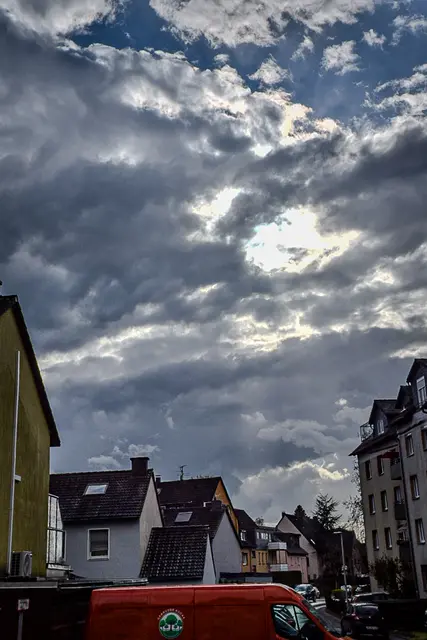 #SpringIsHere2026

Ein ganzer, halber Tag … dem dramatischen Treiben der Wolken zu zusehen | Foto: Christoph Niersmann 