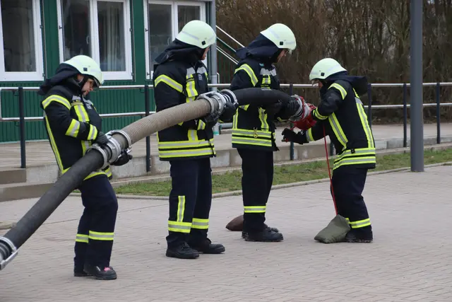 Ausbildung: Verlegen einer Saugleitung - Anbringen von Sicherungs- und Ventilleine